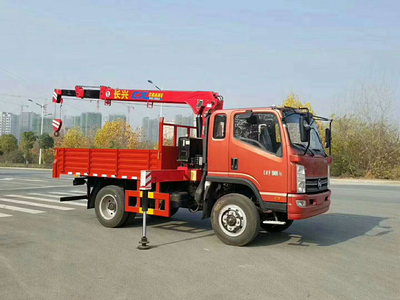 四驅(qū)越野凱馬隨車吊 配置解析與市場(chǎng)報(bào)價(jià)參考